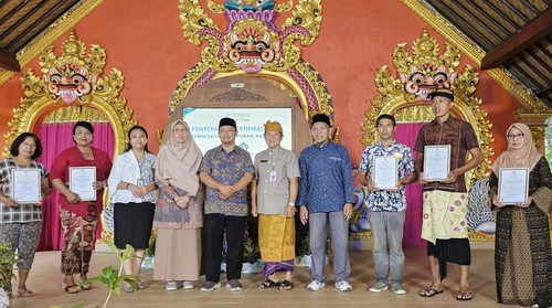 Penyerahan sertifikat halal gratis terhadap usaha mikro dan kecil di Desa Penglipuran, Bangli, Selasa (5/3/2024). (Dok LPPOM MUI)