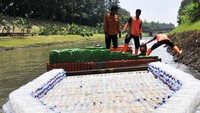Menurut petugas UPS Badan Air sebanyak 1.000 botol plastik dimanfaatkan untuk pembuatan perahu selama dua minggu.