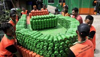 Perahu ini pun sanggup membawa enam orang saat melakukan pembersihan sampah di aliran KBT.