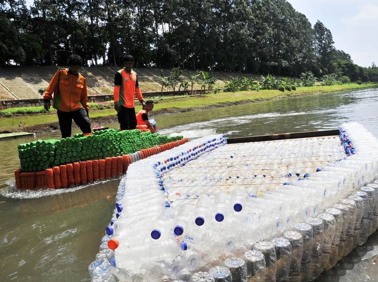 Keren! UPS Badan Air DKI Bikin Perahu dari Sampah Botol Plastik