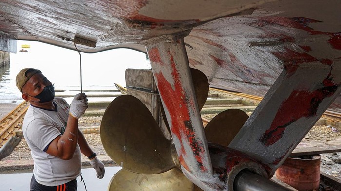 Perawatan kapal cepat tujuan Sabang Pekerja mengecat lambung kapal Express Bahari 2F di tempat perbaikan kapal milik PT Dok dan Perkapalan Kodja Bahari, Kota Sabang, Aceh, Selasa (5/3/2024). PT Pelayaran Sakti Inti Makmur yang menaungi kapal cepat Express Bahari tujuan penyeberangan Banda Aceh - Sabang melakukan pemeliharaan dan perawatan rutin kapal Express Bahari untuk mendukung keamanan dan kenyamanan penumpang serta menjaga kondisi kapal tetap awet saat digunakan untuk berlayar. ANTARA FOTO/Khalis Surry/Spt.