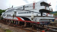 Pekerja melakukan perawatan kapal Express Bahari 2F di tempat perbaikan kapal milik PT Dok dan Perkapalan Kodja Bahari, Kota Sabang, Aceh, Selasa (5/3/2024).