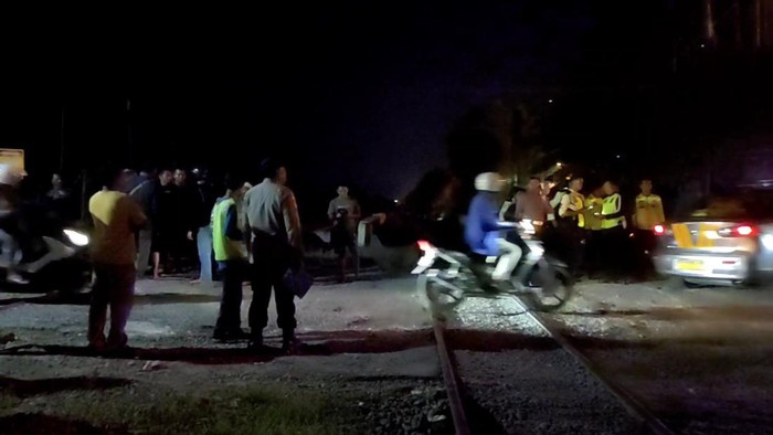 Perempuan asal Tuban tabrakan diri ke kereta  api di Lamongan