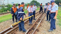Executive Vice President KAI Daop 1 Jakarta Iwan Eka Putra bersama jajaran terkait memeriksa rel kereta api saat melakukan inspeksi dari Stasiun Cikampek ke Stasiun Cikarang.