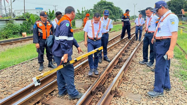 Persiapan Mudik, KAI Inspeksi Jalur Kereta Cikampek-Cikarang Pakai Dresin