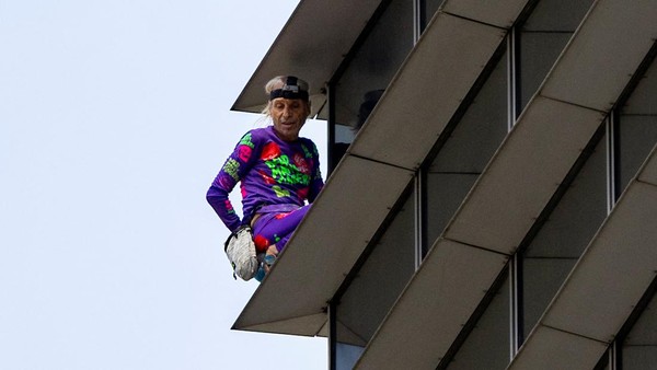 Aksi Spiderman Panjat Gedung 47 Lantai di Filipina