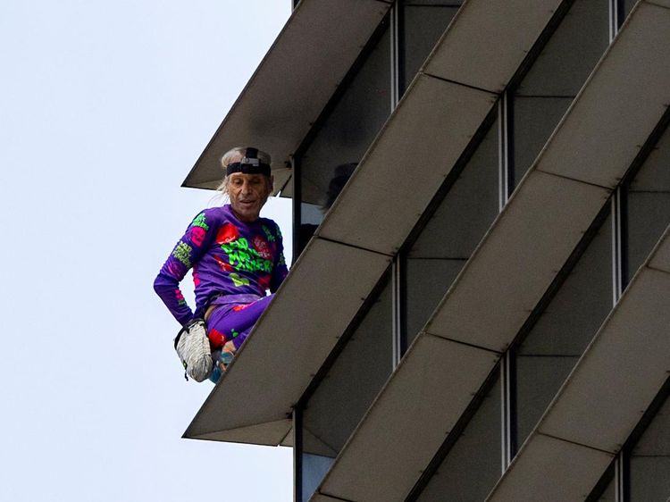 Aksi Spiderman Panjat Gedung 47 Lantai di Filipina