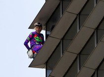 Aksi Spiderman Panjat Gedung 47 Lantai di Filipina