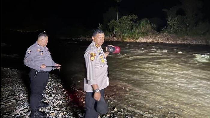 Pihak kepolisian saat meninjau lokasi tambang emas ilegal. (Foto: Dok. Polres Madina).