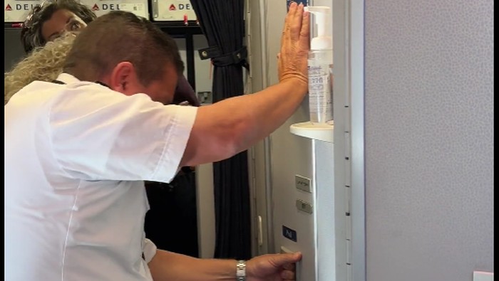 Pilot membantu penumpang yang terjebak di toilet pesawat