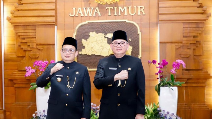 Pj Gubernur Jatim bersama Pj Sekdaprov Jatim.
