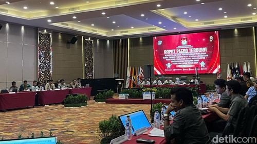 Ketua KPU NTB Khuwalid saat memimpin sidang rapat pleno rekapitulasi suara di Hotel Lombok Garden Mataram pada Selasa (5/3/2024).