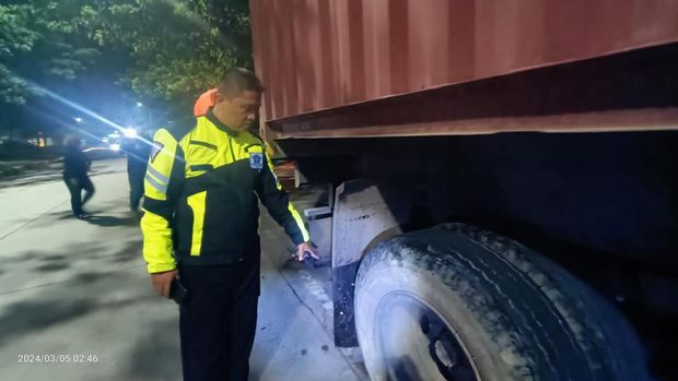 Polisi di lokasi kejadian kecelakaan sepeda motor dan truk di Semarang, Selasa (5/3/2024) dini hari.
