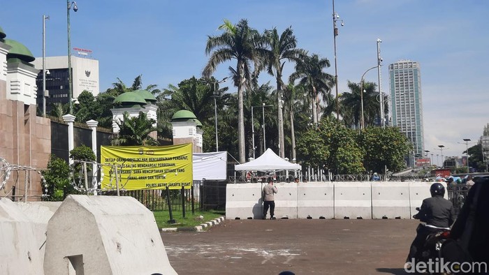 Polisi mempersiapkan sejumlah pengamanan jelang aksi unjuk rasa di depan Gedung DPR. Polisi menyebut akan ada 2 kelompok massa yang demo di depan DPR. (Annisa AR/detikcom)