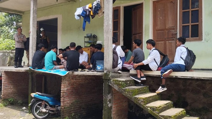 Polisi mendatangi kos mahasiswa yang diduga terlibat keributan di Malang