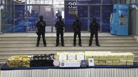 Petugas polisi Thailand berdiri di belakang paket berisi metamfetamin yang disita, di Biro Pemberantasan Narkotika saat konferensi pers di Bangkok, Thailand, Senin (4/3/2024).  