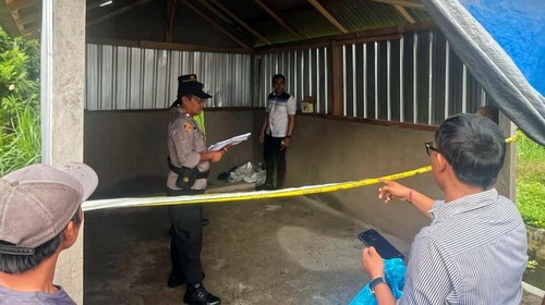 Polsek Rendang saat melakukan olah TKP di garasi mobil tempat ditemukannya bayi perempuan, Senin (4/3/2024). (dok. Polsek Rendang)