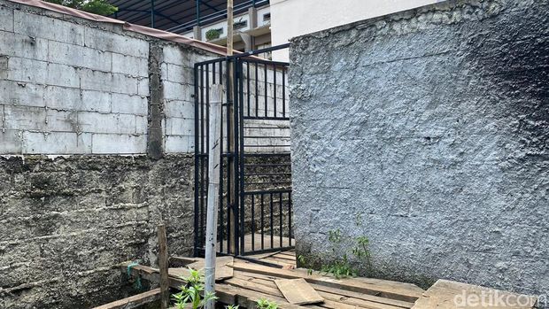 Ponpes Khoirur Rooziqiin yang berlokasi di Beji, Depok tak punya akses jalan. Akses menuju ponpes ini tertutup dari 4 penjuru mata angin. (Devi P/detikcom)