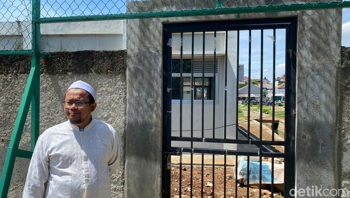 Ponpes Khoirur Rooziqiin yang berlokasi di Beji, Depok tak punya akses jalan. Akses menuju ponpes ini tertutup dari 4 penjuru mata angin. (Devi P/detikcom)