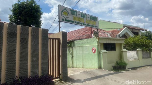 Ponpes Khoirur Rooziqiin yang berlokasi di Beji, Depok tak punya akses jalan. Akses menuju ponpes ini tertutup dari 4 penjuru mata angin. (Devi P/detikcom)