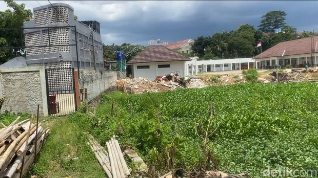 Ponpes Khoirur Rooziqiin yang berlokasi di Beji, Depok tak punya akses jalan. Akses menuju ponpes ini tertutup dari 4 penjuru mata angin. (Devi P/detikcom)