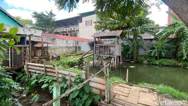 Ponpes Khoirur Rooziqiin yang berlokasi di Beji, Depok tak punya akses jalan. Akses menuju ponpes ini tertutup dari 4 penjuru mata angin. (Devi P/detikcom)