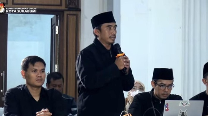 Potongan gambar live streaming KPU Kota Sukabumi saat PPK Citamiang meminta maaf pada saksi partai politik