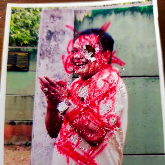Potret foto warga yang ditusuk-tusuk jarum ditemukan di rumah dukun santet H di Ciputat (dok. Istimewa)