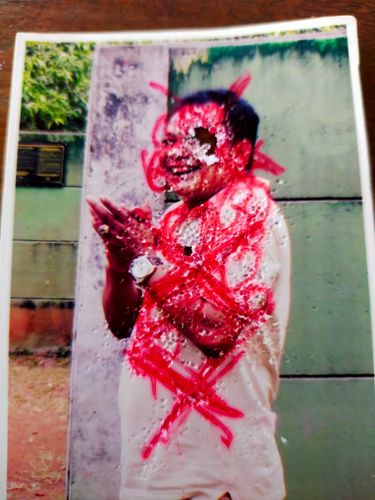 Potret foto warga yang ditusuk-tusuk jarum ditemukan di rumah 'dukun santet' H di Ciputat (dok. Istimewa)