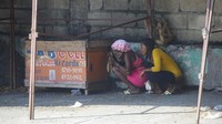 Warga berbondong kabur untuk menyelamatkan diri dari baku tembak antara tentara Haiti dan geng bersenjata. (AP Photo/Odelyn Joseph)