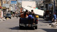 Dilaporkan hanya sekitar 100 dari sekitar 3.800 narapidana di Lembaga Pemasyarakatan Nasional yang masih berada di dalam lembaga tersebut setelah serangan geng. (REUTERS/Ralph Tedy Erol)