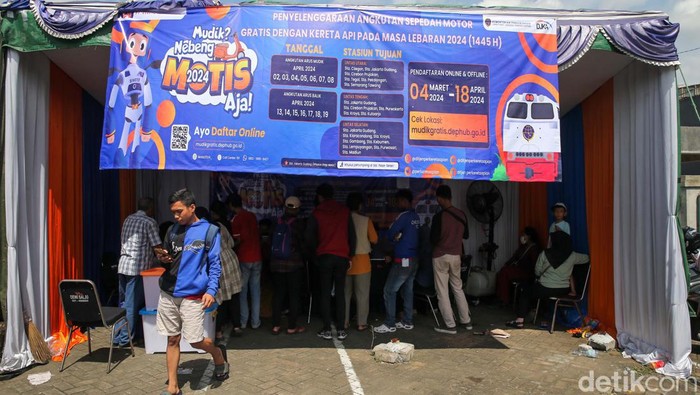 Sejumlah warga mengatre untuk mendaftar program Mudik Gratis di Stasiun Tangerang, Selasa (5/3/2024). Program yang digelar oleh Kementerian Perhubungan dan Dirjen KA ini akan membantu masyarakat untuk membawa sepeda motor dan orangnya ke kampung halaman.