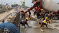 Peninggian jalan dan jembatan Tol Semarang-Demak Seksi 1A ini sebagai upaya mengurangi dampak banjir rob tahunan. 