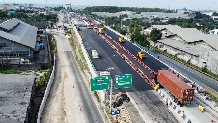 Foto udara sejumlah kendaraan melintas di dekat proyek peninggian jalan dan jembatan Tol Kaligawe Semarang-Demak Seksi 1A di Jalur Pantura, Semarang, Jawa Tengah, Senin (4/3/2024). Progres peninggian jalan dan jembatan Tol Semarang-Demak Seksi 1A sebagai upaya mengurangi dampak banjir rob tahunan dengan anggaran sebesar Rp2 triliun tersebut telah mencapai 30 persen dengan target fungsional pada H-10 Lebaran 2024, sedangkan untuk target selesai yakni pada April 2025. ANTARA FOTO/Makna Zaezar/tom.