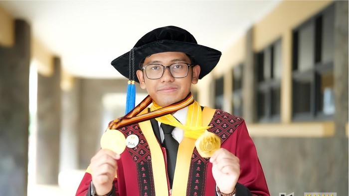 Cerita Raden Farhan Syahir Herdyatomo Wibowo, wisudawan terbaik Unpad yang lulus 3,5 tahun dan publikasikan karya ilmiah terindeks Sinta.