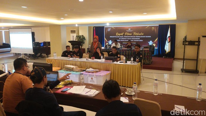 Rapat pleno rekapitulasi suara tingkat kota untuk KPU Makassar.