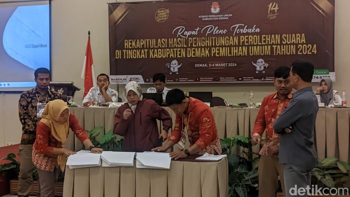 Rekapitulasi penghitungan hasil pemilu yang digelar KPU Demak, Selasa (5/3/2024).