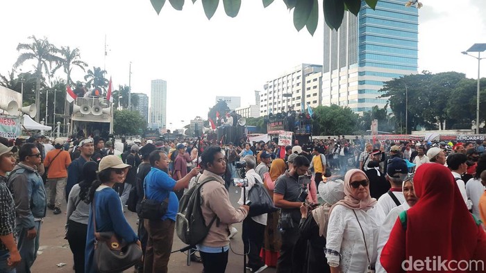 Sebagian massa masih bertahan di Gedung DPR, Selasa (5/3) pukul 17.28 WIB