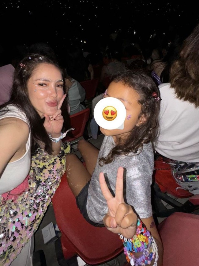 Cathy Sharon juga mengajak sang anak, Carla yang kini sudah semakin besar. Keduanya bahkan terlihat bak bestie saat nonton konser bareng. Foto: Instagram