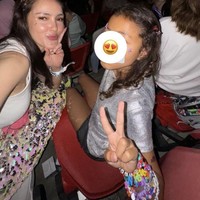 Cathy Sharon juga mengajak sang anak, Carla yang kini sudah semakin besar. Keduanya bahkan terlihat bak bestie saat nonton konser bareng. Foto: Instagram