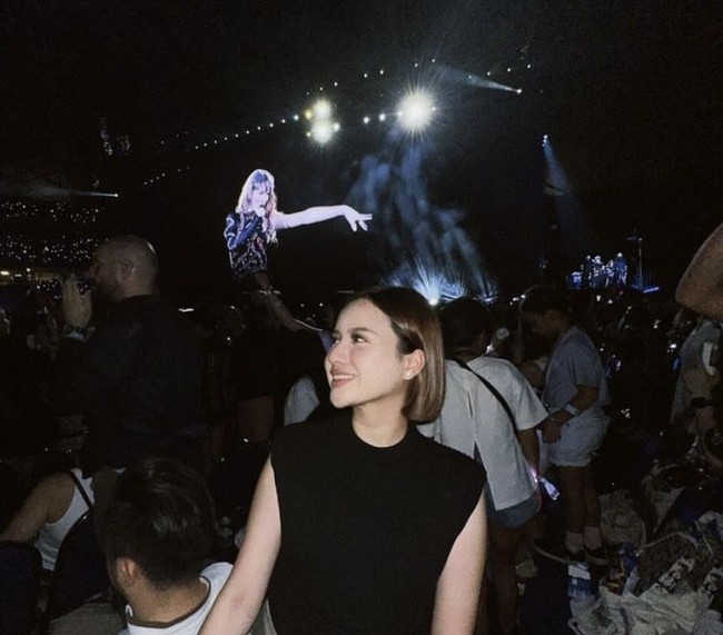 Tak mau ketinggalan penyanyi Anggi Marito juga ikut menonton konser Taylor Swift di Singapura meski tengah hamil. Anggi  Marito tampil simpel dengan pakaian berwarna hitam. Foto: Instagram