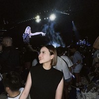 Tak mau ketinggalan penyanyi Anggi Marito juga ikut menonton konser Taylor Swift di Singapura meski tengah hamil. Anggi  Marito tampil simpel dengan pakaian berwarna hitam. Foto: Instagram