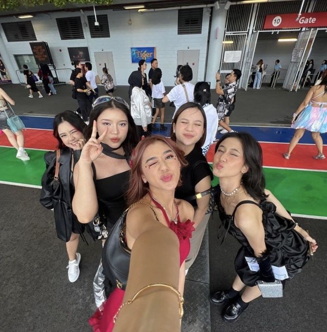Nggak sendirian, rupanya beberapa penyanyi tanah air lain, seperti Tiara Andini, Keisya Levronka, Ziva Magnolya, serta Gabriella Eka juga ikut menonton konser Taylor Swift. Berpose bersama, mereka terlihat stylish dengan gayanya masing-masing. Foto: Instagram