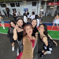 Nggak sendirian, rupanya beberapa penyanyi tanah air lain, seperti Tiara Andini, Keisya Levronka, Ziva Magnolya, serta Gabriella Eka juga ikut menonton konser Taylor Swift. Berpose bersama, mereka terlihat stylish dengan gayanya masing-masing. Foto: Instagram