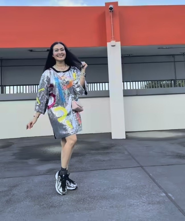 Pedangdut Iis Dahlia juga rela terbang ke Singapura demi menonton konser Taylor Swift. Ibu 2 anak itu tampil nyentrik dengan baju sequin oversized berwarna silver. Meski sudah berusia 51 tahun namun gaya Iis Dahlia masih tak kalah dari ABG. Foto: Instagram