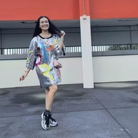 Pedangdut Iis Dahlia juga rela terbang ke Singapura demi menonton konser Taylor Swift. Ibu 2 anak itu tampil nyentrik dengan baju sequin oversized berwarna silver. Meski sudah berusia 51 tahun namun gaya Iis Dahlia masih tak kalah dari ABG. Foto: Instagram