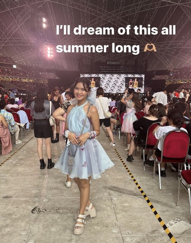 Iis menonton konser bersama putrinya, Salsha Indradjaja. Berbeda dengan Iis, Salsha memilih tampil feminin dengan dress tanpa lengan berwarna biru muda. Dress tersebut tampak dihiasi dengan beberapa aksen kupu-kupu. Foto: Instagram