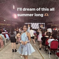 Iis menonton konser bersama putrinya, Salsha Indradjaja. Berbeda dengan Iis, Salsha memilih tampil feminin dengan dress tanpa lengan berwarna biru muda. Dress tersebut tampak dihiasi dengan beberapa aksen kupu-kupu. Foto: Instagram