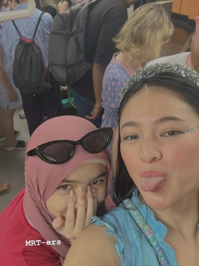 Artis cantik Marshanda tampak mengajak serta putrinya, Sienna, yang kini sudah tampil berhijab. Keduanya menonton Taylor Swift di hari pertama. Foto: Instagram