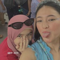 Artis cantik Marshanda tampak mengajak serta putrinya, Sienna, yang kini sudah tampil berhijab. Keduanya menonton Taylor Swift di hari pertama. Foto: Instagram